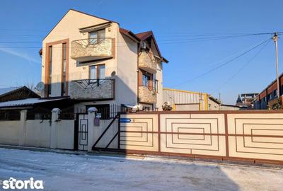 Casă cu 5 camere cu Canalizare în Central