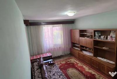 Apartament cu 3 camere semidecomandat în Autogară