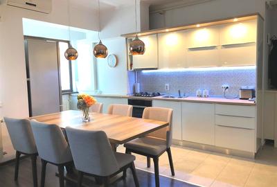 Apartament cu 3 camere semidecomandat, mobilat în Băneasa