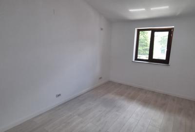 Casă cu 4 camere cu Teren 200 Mp în Central