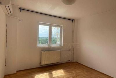 Apartament cu 3 camere semidecomandat în Tineretului