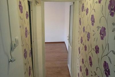 Apartament cu 3 camere semidecomandat în Neptun