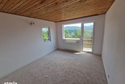 Casă cu 5 camere cu Teren 700 Mp în Ghioșești