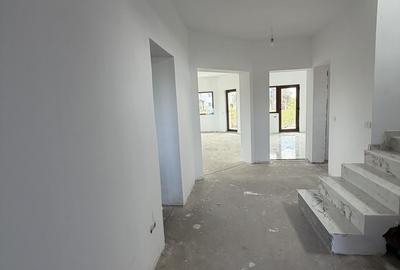 Casă cu 5 camere cu Teren 335 Mp în Central