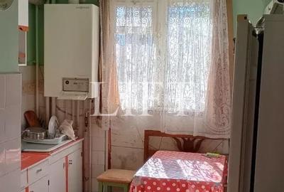 Apartament cu 3 camere decomandat în Florilor