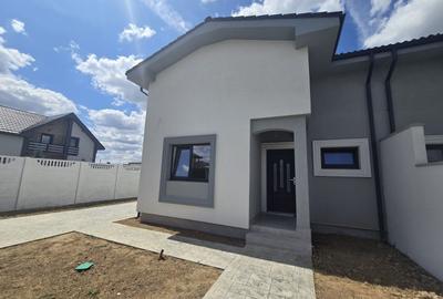 Duplex cu 3 camere cu Canalizare în Moșnița Nouă