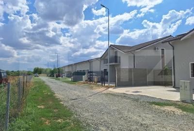 Casă cu 3 camere cu Teren 4600 Mp în Plopi - 2