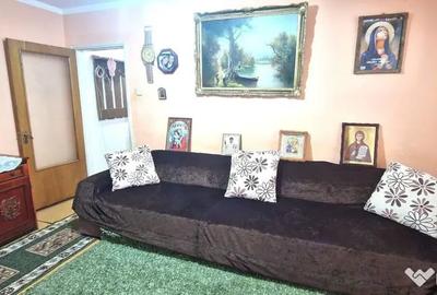 Apartament cu 3 camere semidecomandat în Km 4