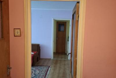 Apartament cu 3 camere semidecomandat în Rahova