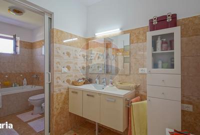 Casă cu Teren 2789 Mp în Râșnov