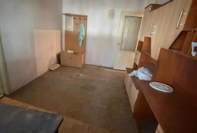 Apartament cu 2 camere semidecomandat în Craiovița Nouă