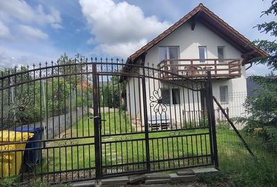 Casă cu 5 camere cu Teren 425 Mp în Sadu
