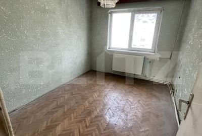 Apartament cu 3 camere semidecomandat în Central