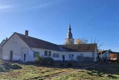 Casă cu 2 camere cu Teren 2300 Mp în Central
