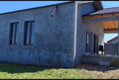 Casă cu 3 camere în Sânpetru