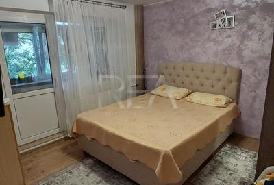 Apartament cu 3 camere semidecomandat, mobilat în Apusului