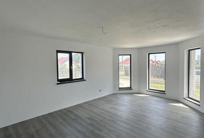Casă cu 4 camere cu Teren 500 Mp în Micești