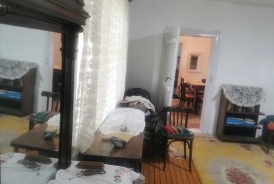 Casă cu 4 camere în Stănești