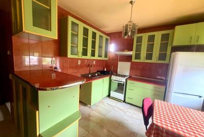 Casă individuală cu 8 camere cu Teren 484 Mp în Cetate