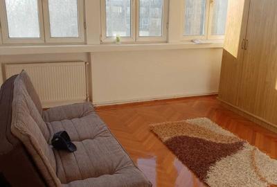 Apartament cu 3 camere în Romană