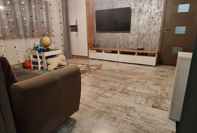 Apartament cu 2 camere semidecomandat, mobilat în Rovine