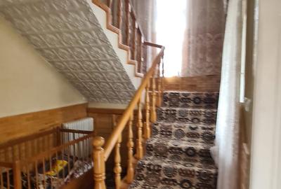 Casă individuală cu 5 camere cu Garaj în Cetate
