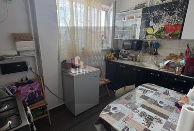 Apartament cu 3 camere decomandat, mobilat în Metalurgiei