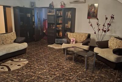 Casă cu 8 camere cu Teren 1000 Mp în Garoafa