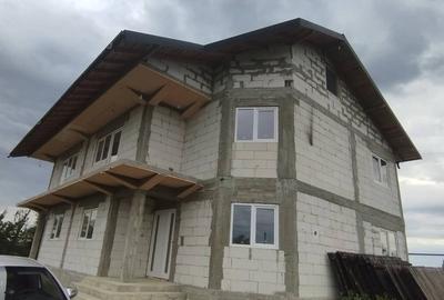 Casă cu 5 camere cu Teren 170 Mp în Central