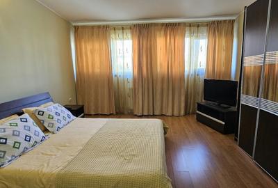 Apartament cu 5 camere decomandat în Micro 21