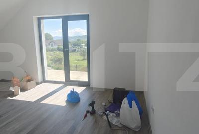 Casă cu 4 camere decomandat în Vânători