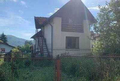 Casă cu 4 camere în Bughea de Sus