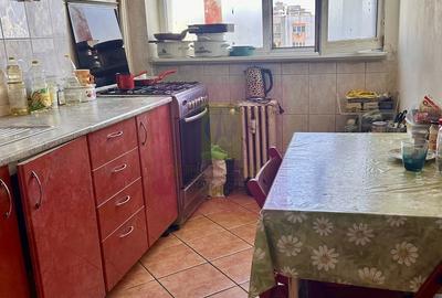 Apartament cu 3 camere semidecomandat în Mihai Bravu