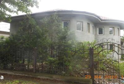 Casă cu 5 camere cu Teren 1344 Mp în Central - 1
