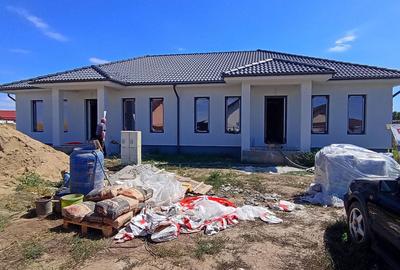 Duplex cu 3 camere cu Canalizare în Sânandrei