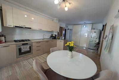 Apartament cu 3 camere semidecomandat, mobilat în Florești