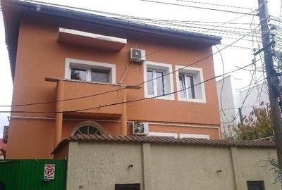 Casă cu 11 camere cu Garaj în Domenii