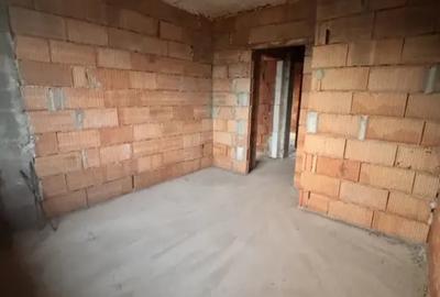 Casă cu 4 camere cu Teren 750 Mp în Central