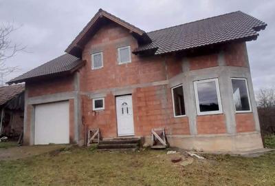 Casă cu 4 camere cu Teren 50000 Mp în Pinticu - 2