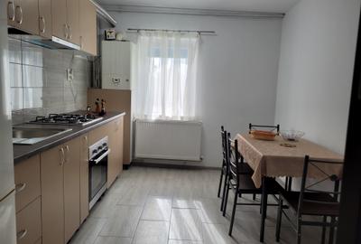 Apartament cu 3 camere decomandat în CET - 8
