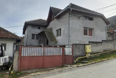Casă cu 5 camere în 700 - 1