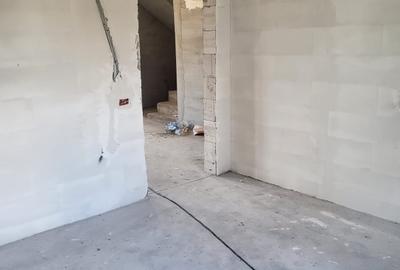 Casă cu 6 camere cu Teren 230 Mp în Lumina