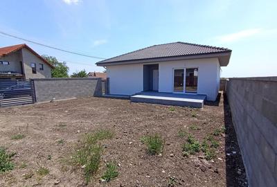 Casă individuală cu 3 camere cu Canalizare în Sânandrei