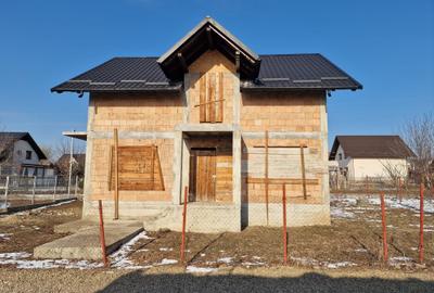Casă individuală cu 5 camere cu Teren 400 Mp în Ipotești - 1