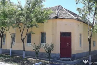 Casă cu 6 camere cu Teren 1400 Mp în Checea