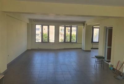 Spațiu comercial, de 760 mp, în Central - 3