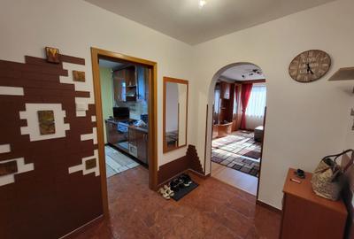 Apartament cu 3 camere semidecomandat în Ghencea