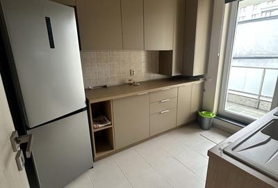 Apartament cu 2 camere semidecomandat, mobilat în Între Lacuri