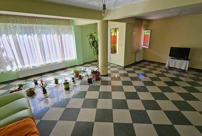 Casă cu 9 camere cu Canalizare în Titan
