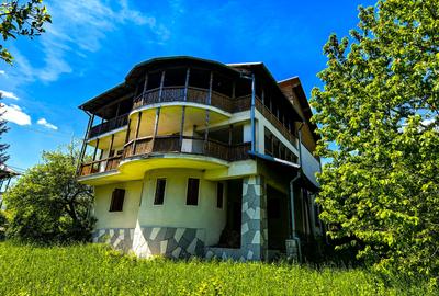 Casă individuală cu 14 camere cu Canalizare în Capul Câmpului